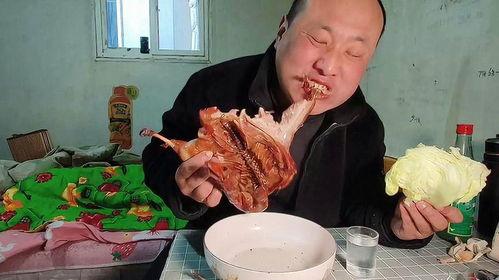 河南搞笑二哥吃瓜视频,笑料百出，网友直呼“太欢乐”！