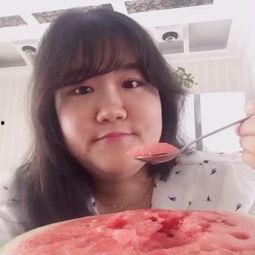 突然吃瓜的视频,揭秘“突然吃瓜”视频背后的热点事件