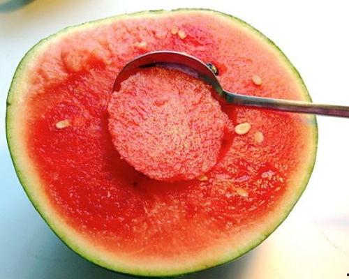 吃西瓜留瓜心视频,创意视频教你巧留瓜心