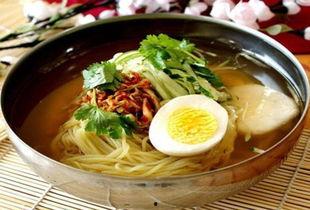 吃冷面吃角瓜的视频在线观看,跟随视频一起感受传统美食的魅力