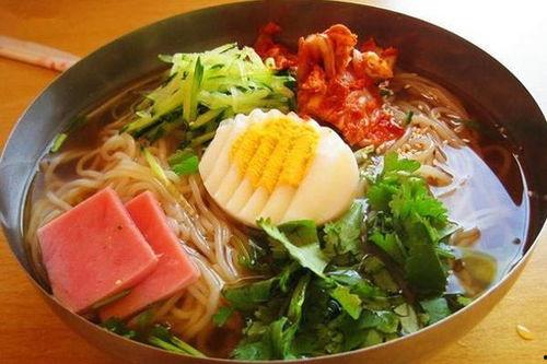 吃冷面吃角瓜的视频在线观看,跟随视频一起感受传统美食的魅力