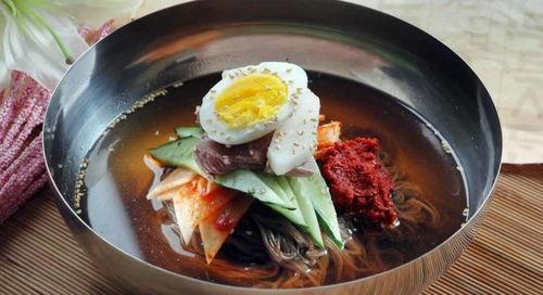 吃冷面吃角瓜的视频在线观看,跟随视频一起感受传统美食的魅力