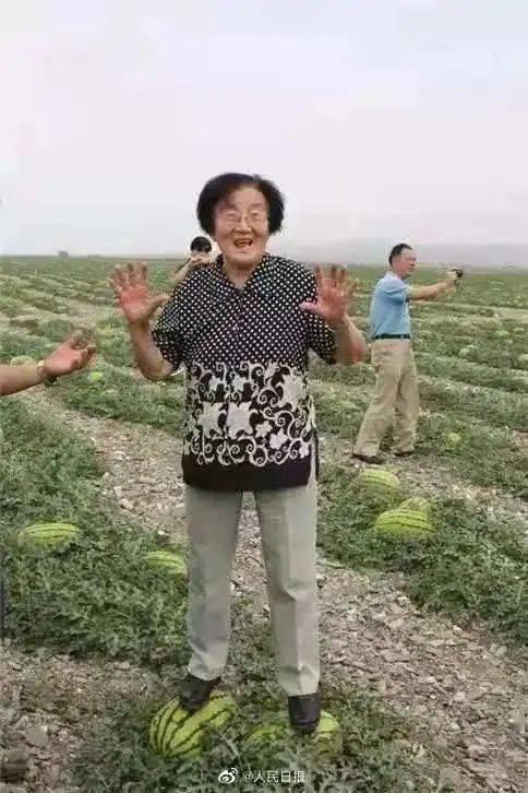 中国女人吃瓜视频,揭秘网络视频中的娱乐狂欢