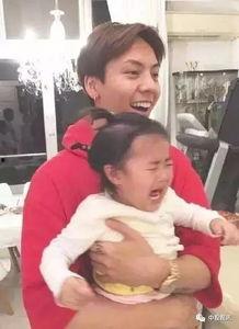 抱孩子视频吃瓜,抱娃吃瓜，温馨日常一幕引网友热议