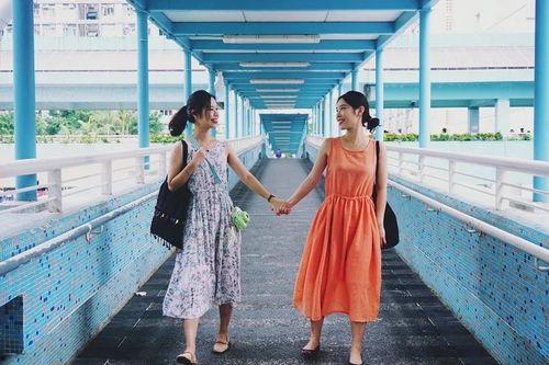 吃瓜拍照姿势姐妹视频,姐妹们的拍照姿势大揭秘