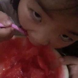 一岁多宝宝吃瓜视频