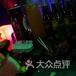 武汉天地酒吧吃瓜视频,揭秘现场火爆瞬间