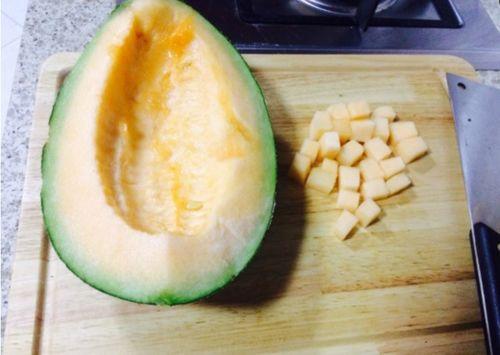 老头吃哈密瓜视频,老者品尝美味瞬间