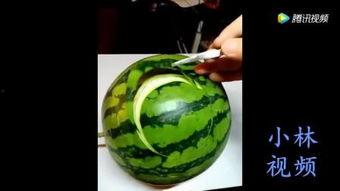 老头吃哈密瓜视频,老者品尝美味瞬间