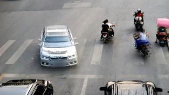 司机吃瓜撞车视频播放下载,司机吃瓜瞬间撞车，视频播放下载引热议