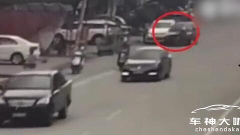 司机吃瓜撞车视频播放下载,司机吃瓜瞬间撞车，视频播放下载引热议