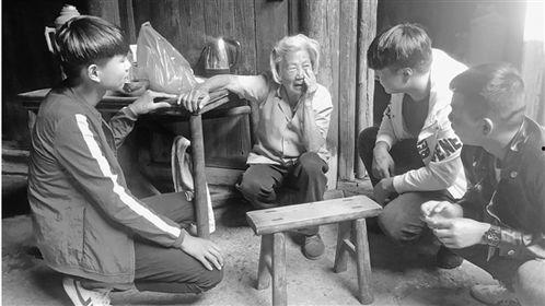 老人吃瓜突然暴毙视频,老人吃瓜意外暴毙，真相令人震惊