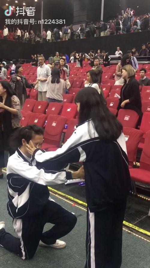 吃瓜的求婚视频,求婚视频甜蜜引爆网络