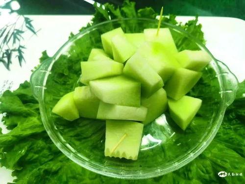 一个女人吃蜜瓜的视频,一女子甜蜜分享美味瞬间