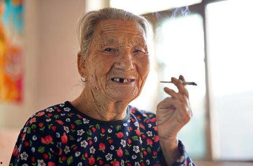 吃瓜搞笑老奶奶视频,网友直呼“太欢乐”